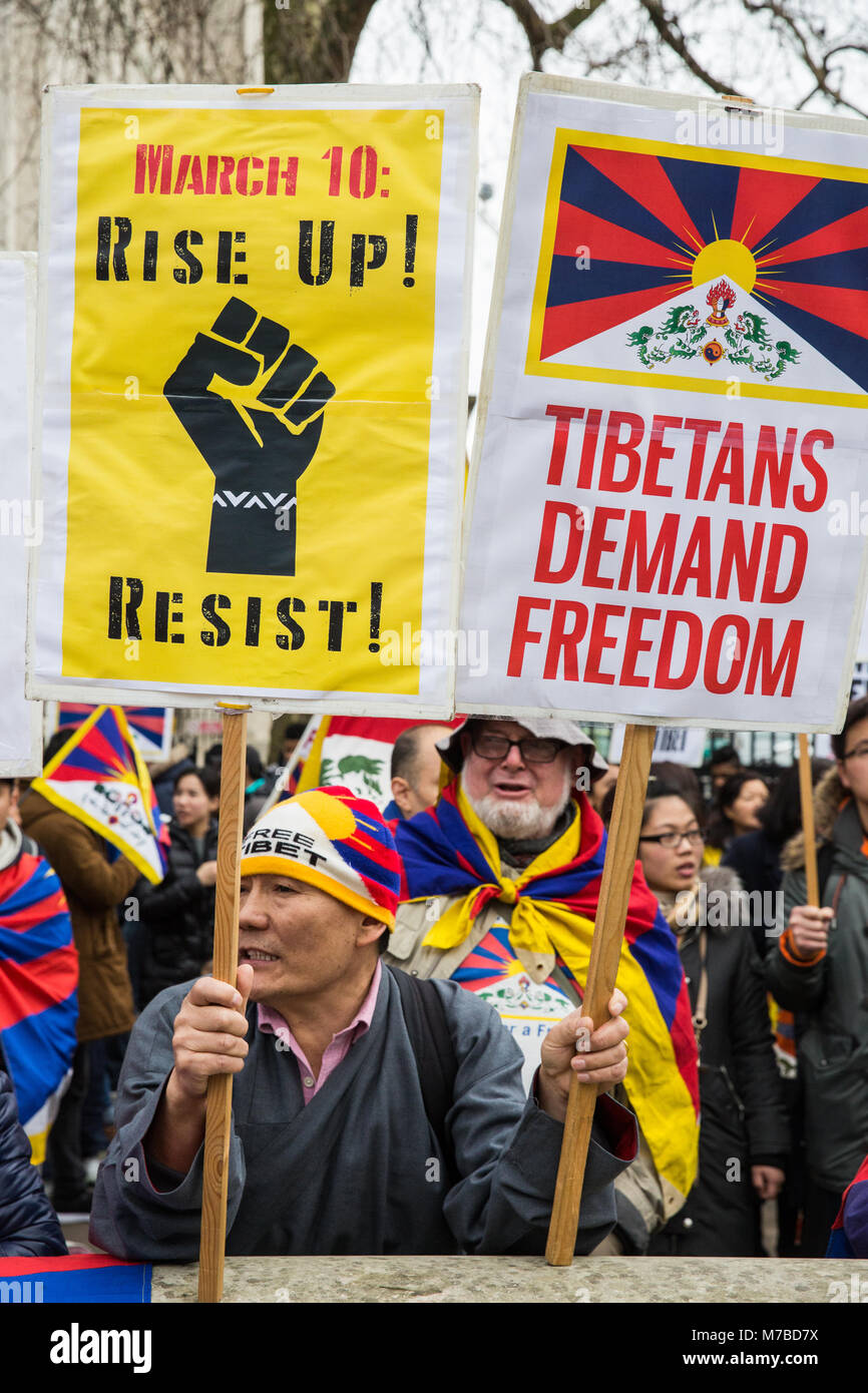 Londres, Royaume-Uni. 10 mars, 2018. Les membres de la communauté tibétaine de France assister à la Journée du soulèvement annuel rally Downing Street en face avant d'une marche vers l'ambassade de Chine. Journée du soulèvement tibétain, a observé le 10 mars, commémore le soulèvement tibétain de 1959 contre la présence de la République populaire de Chine au Tibet. Il a donné lieu à une violente répression des mouvements indépendantistes tibétains et la fuite du Dalaï Lama en exil. Credit : Mark Kerrison/Alamy Live News Banque D'Images