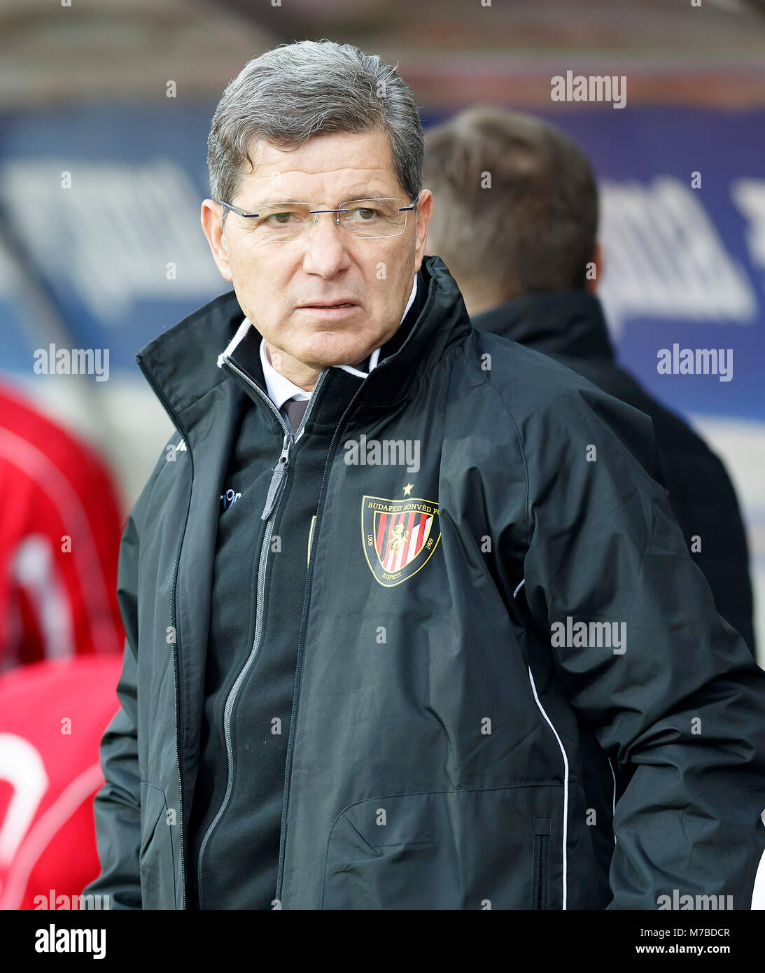 Budapest, Hongrie. 10 mars, 2018. L'entraîneur-chef Attila Supka de Budapest Honved attend que le kick-off avant l'Hungarian OTP Bank Liga match entre FC Vasas et Budapest Honved à Ferenc Szusza Stadium le 10 mars 2018 à Budapest, Hongrie. Banque D'Images