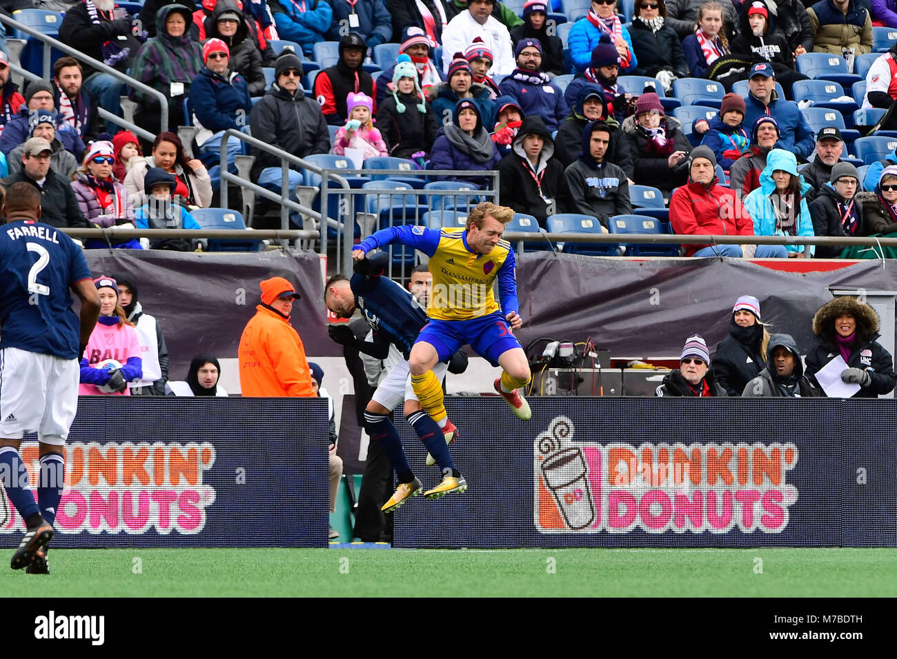 Foxborough dans le Massachusetts, aux États-Unis. Mar 10, 2018. New England Revolution defender Gabriel Justine (91) et le milieu de terrain Colorado Rapids (32) Jack McBean midair collision pendant le match entre MLS Colorado Rapids et le New England Revolution tenue au Stade Gillette à Foxborough dans le Massachusetts. Eric Canha/CSM/Alamy Live News Banque D'Images