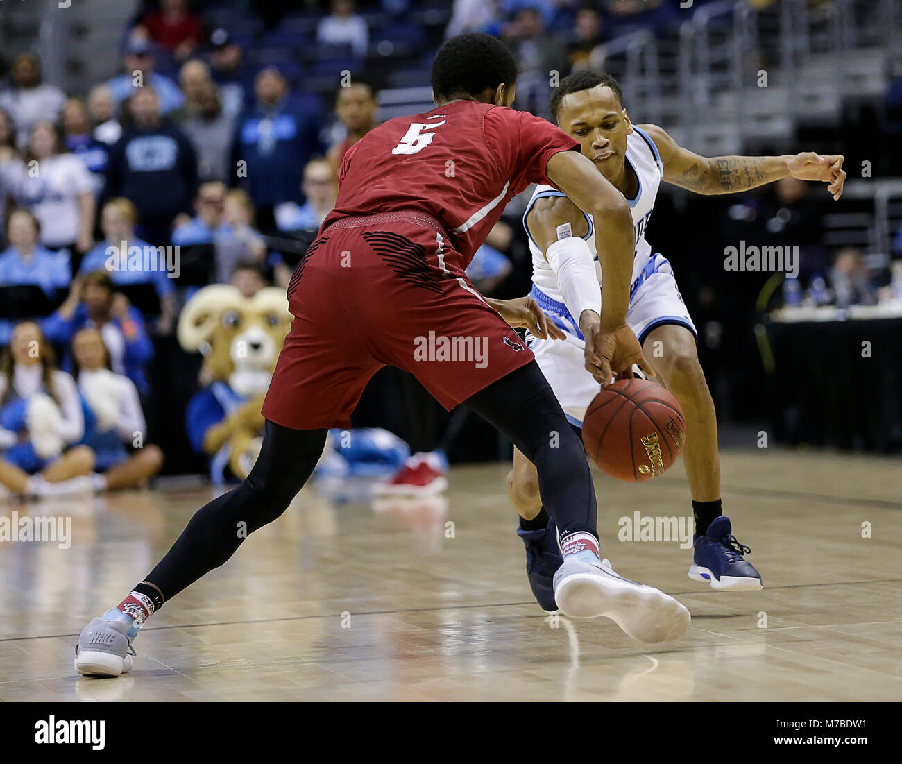 10 mars 2018 : Rhode Island Béliers G # 2 Fatts Russell essaie de pousser la balle loin de Saint Joseph's Hawks G # 5 Nick Robinson lors d'un Championnat A10 Men's Basketball match entre le Rhode Island et les Rams de Saint Joseph dans la capitale une arène à Washington, DC Justin Cooper/CSM Banque D'Images