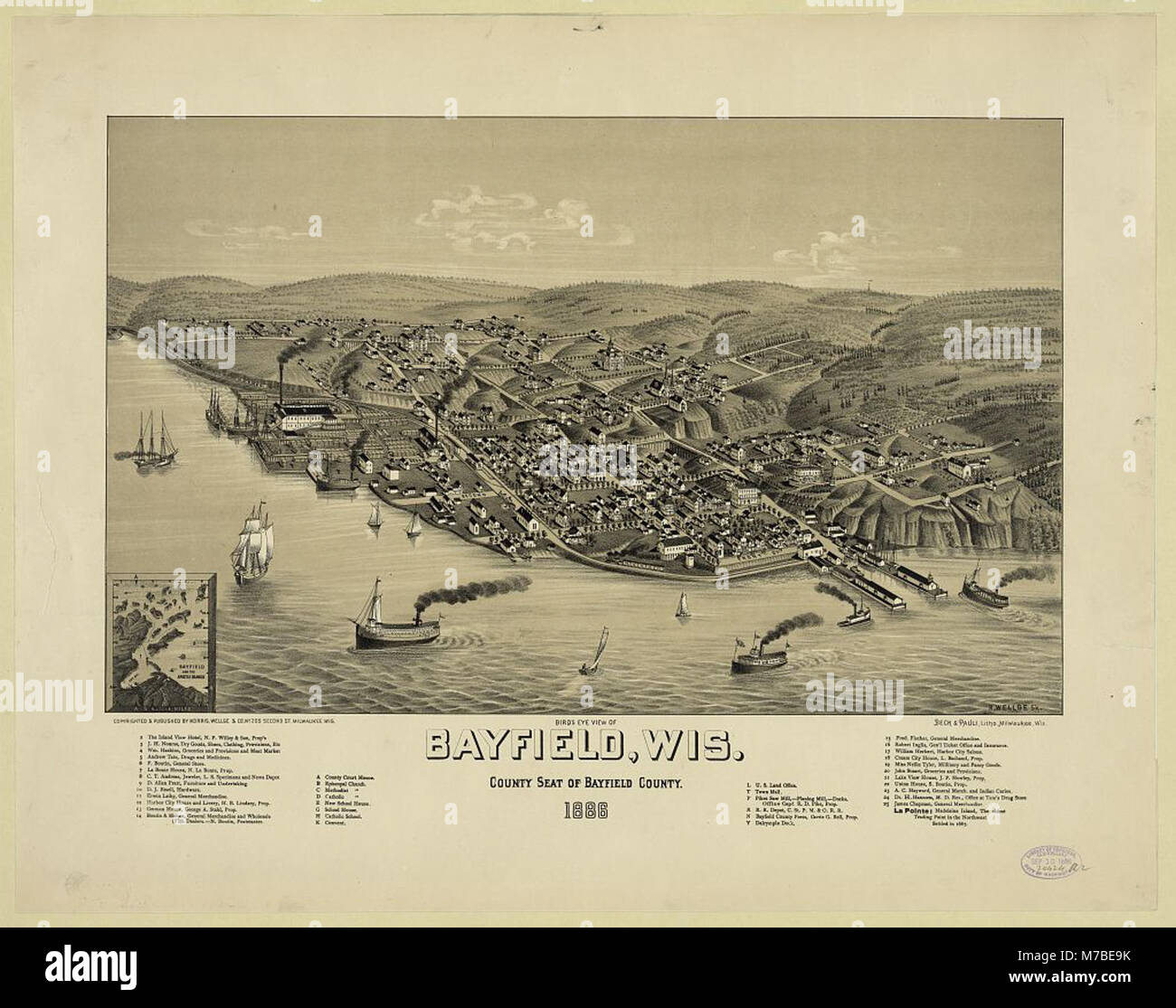 Une vue panoramique de Bayfield, Wisconsin, en 1886, montrant l'aménagement de la ville, les bâtiments et les caractéristiques naturelles environnantes. Cette lithographie capture le développement précoce de Bayfield. Banque D'Images