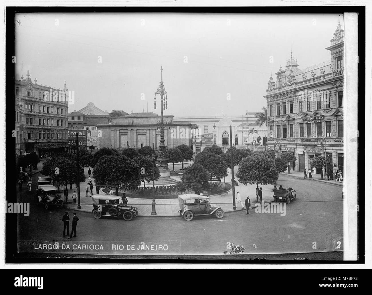 Une vue sur Rio de Janeiro, au Brésil, mettant en valeur la culture vibrante et la beauté naturelle de la ville. L'image capture les monuments emblématiques, les plages et la vie urbaine de cette métropole brésilienne. Banque D'Images