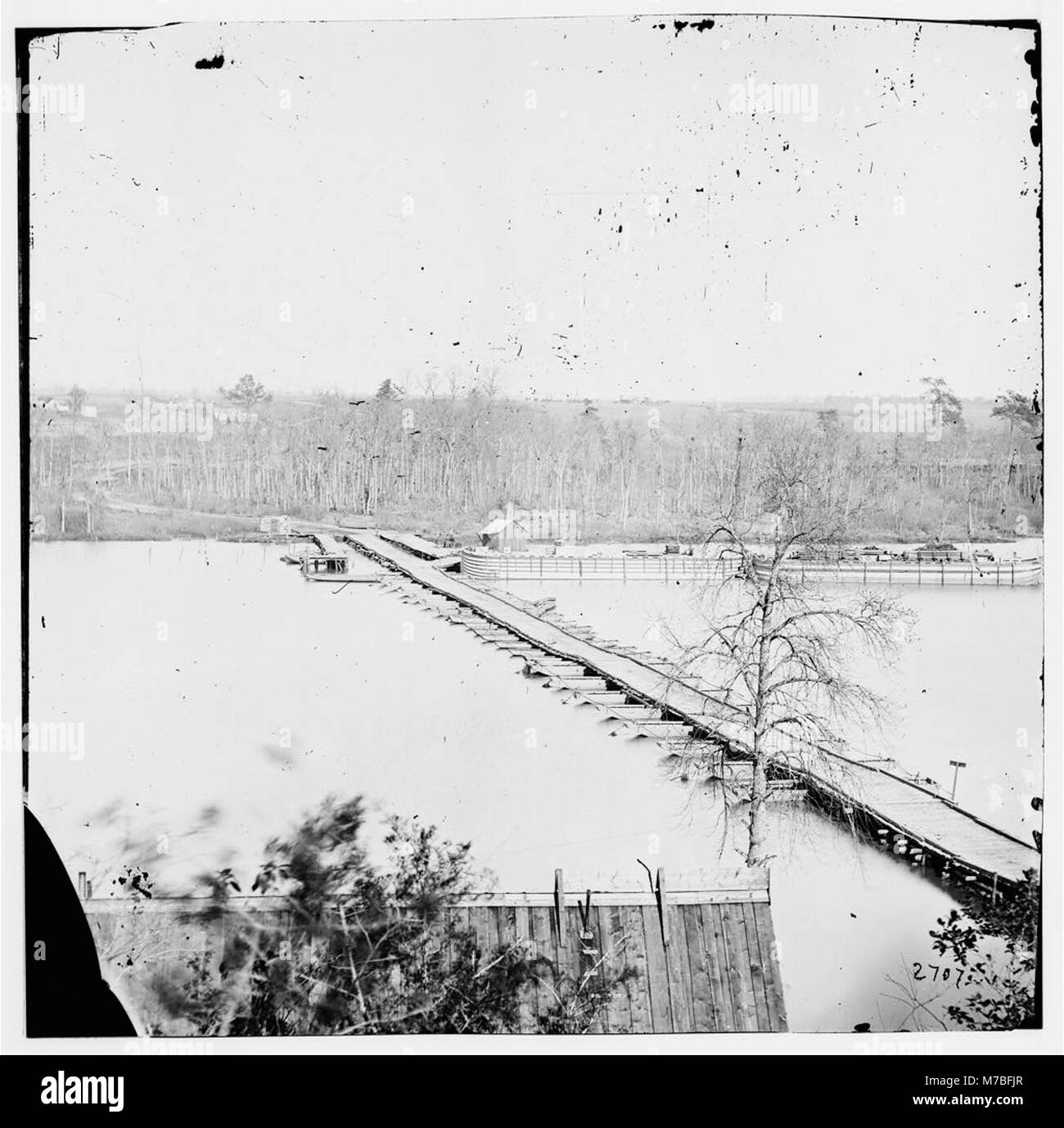Un pont flottant traverse la rivière Appomattox à Broadway Landing, en Virginie, symbolisant le génie militaire et l'infrastructure pendant la guerre de Sécession. Banque D'Images
