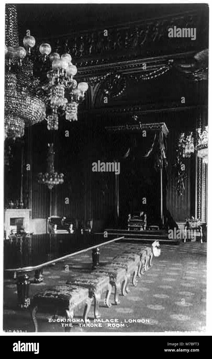 Cette photographie capture la grandeur de la salle du trône du palais de Buckingham. Il met en évidence la magnificence architecturale et l'importance culturelle de l'un des monuments les plus emblématiques de Grande-Bretagne. Banque D'Images