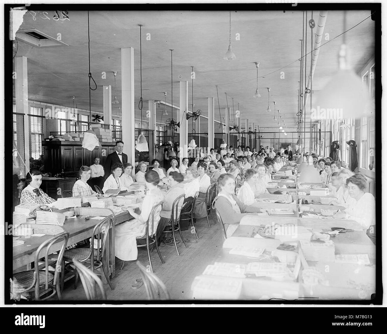 Le Bureau de la gravure et de l'impression, responsable de la production de papier-monnaie et d'autres documents gouvernementaux, figure sur cette photographie historique. Banque D'Images