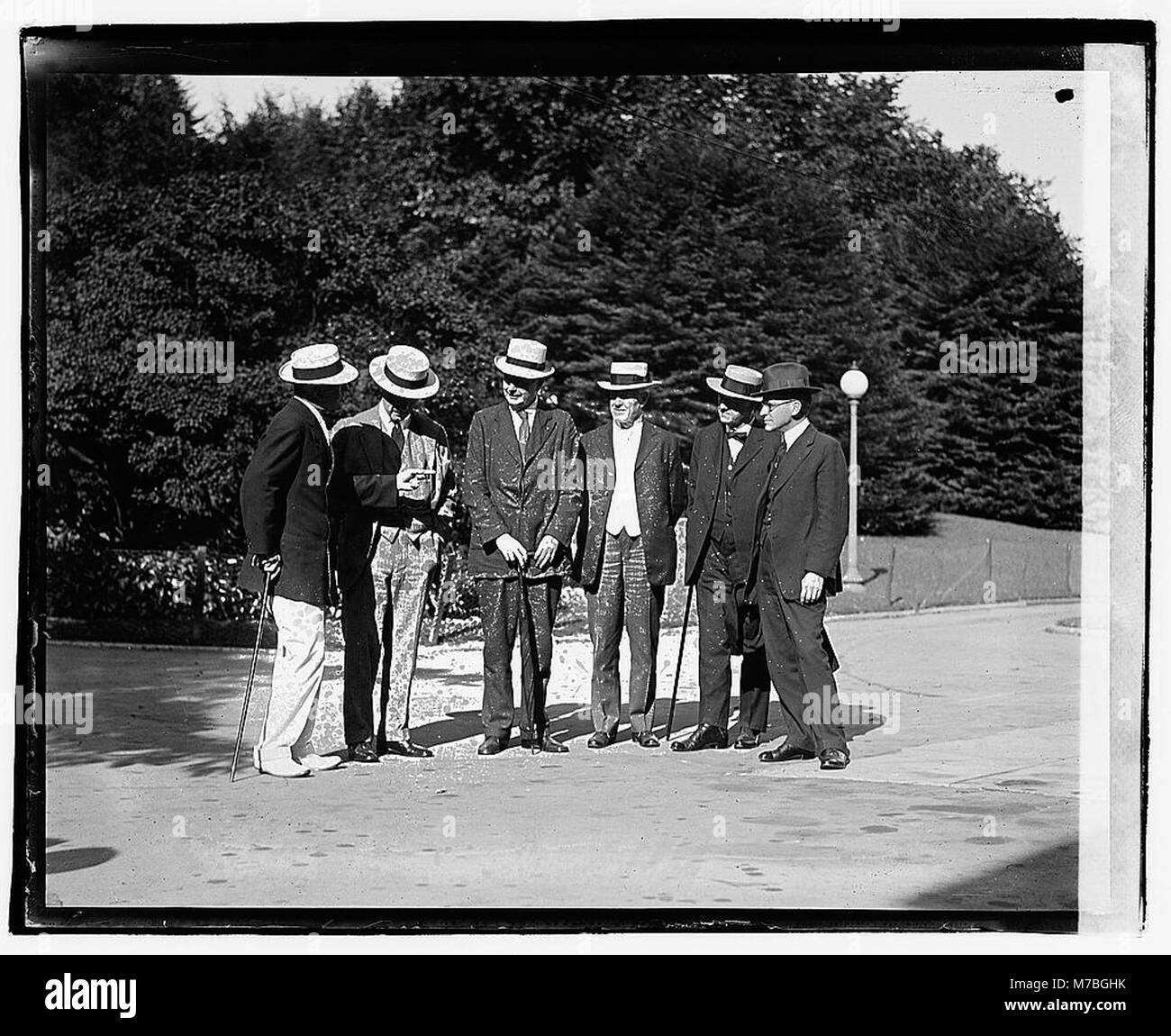 Cette image montre un groupe d'individus posant ensemble pour une photographie de cabinet. Les individus sont probablement des personnages clés dans un contexte historique, capturés dans un portrait formel. Banque D'Images