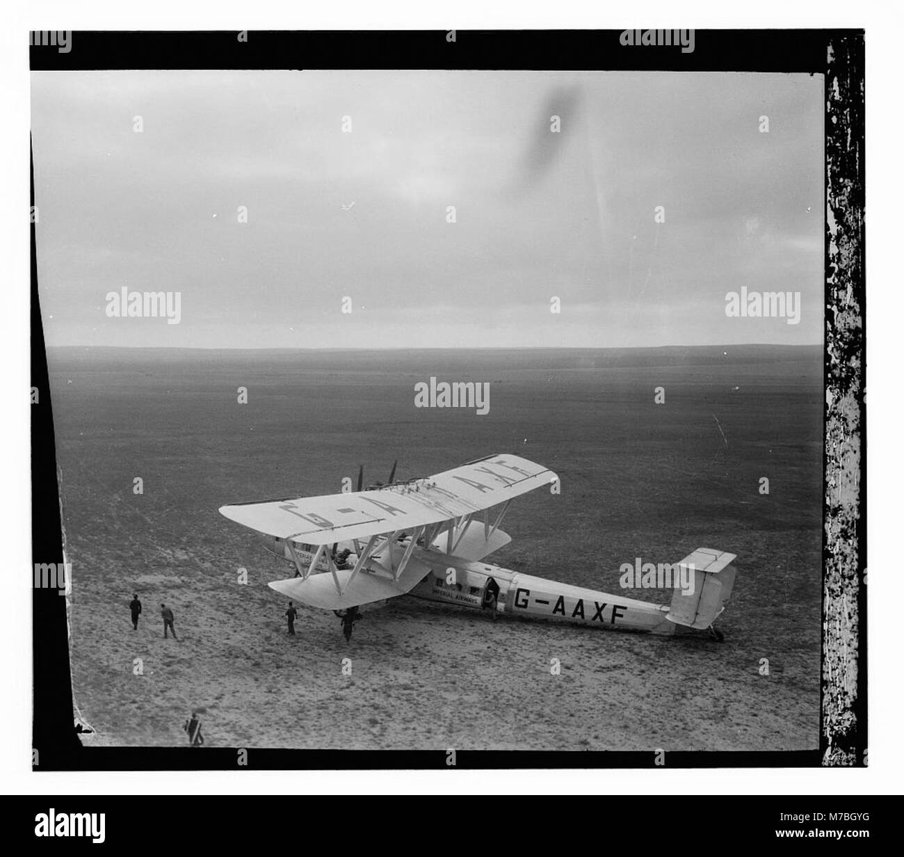 Une photographie montrant un chameau et un avion côte à côte, soulignant probablement le contraste entre les modes de transport traditionnels et modernes. Banque D'Images