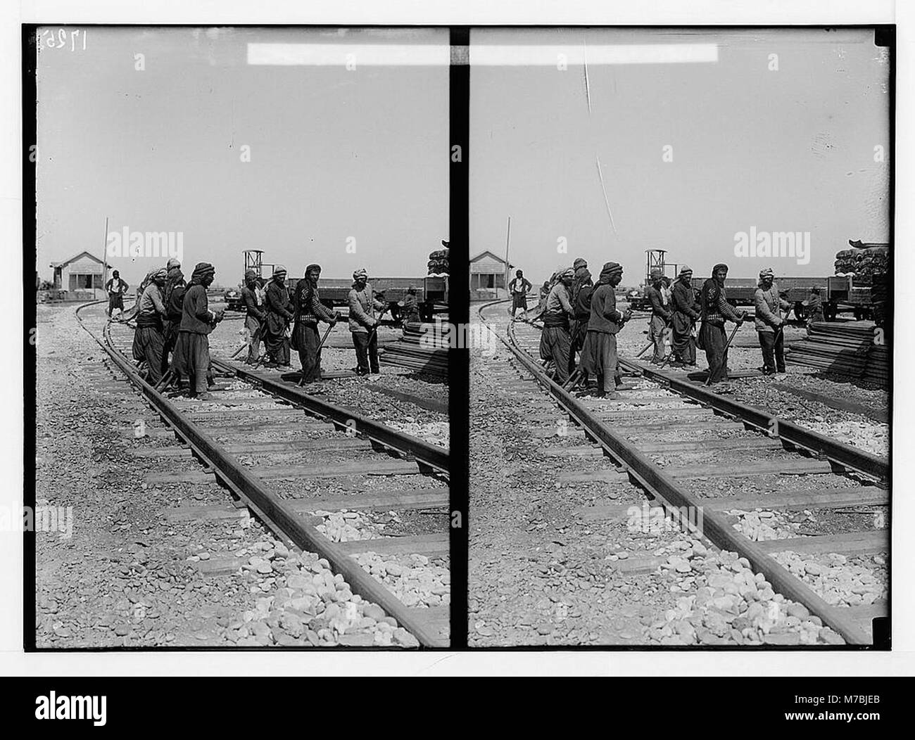 Ouvriers ferroviaires sur les routes du Liban, capturant la main-d'œuvre industrielle impliquée dans la construction et l'entretien des chemins de fer au cours du XIXe et du début du XXe siècle. Banque D'Images