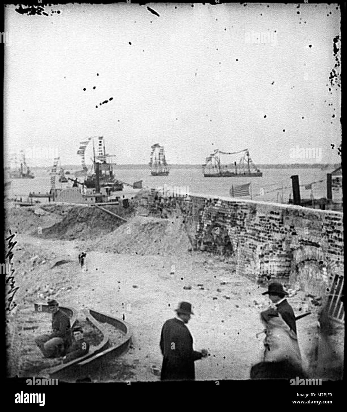 Cette photographie capture l'escadron fédéral à Charleston, en Caroline du Sud, orné de drapeaux pour l'anniversaire de la reddition du major Robert Anderson en 1861, vu depuis le fort Sumter. Banque D'Images