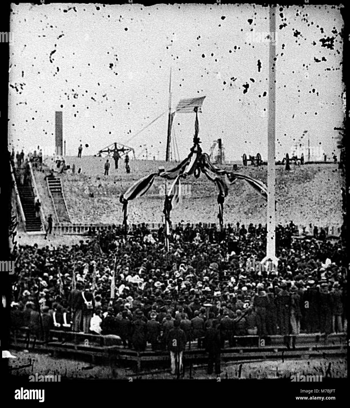Une photographie capturant la cérémonie de levée du drapeau à Charleston, en Caroline du Sud, en présence du major-général breveté Robert Anderson et Henry Ward Beecher. Banque D'Images