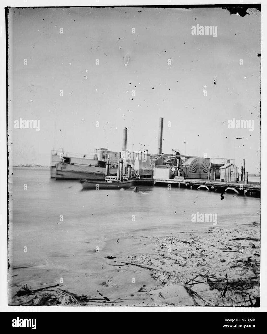 Les bateaux à vapeur accostent à un quai de Charleston, en Caroline du Sud, mettant en valeur le port animé de la région. Cette image historique illustre l'activité maritime et l'importance commerciale de la région. Banque D'Images