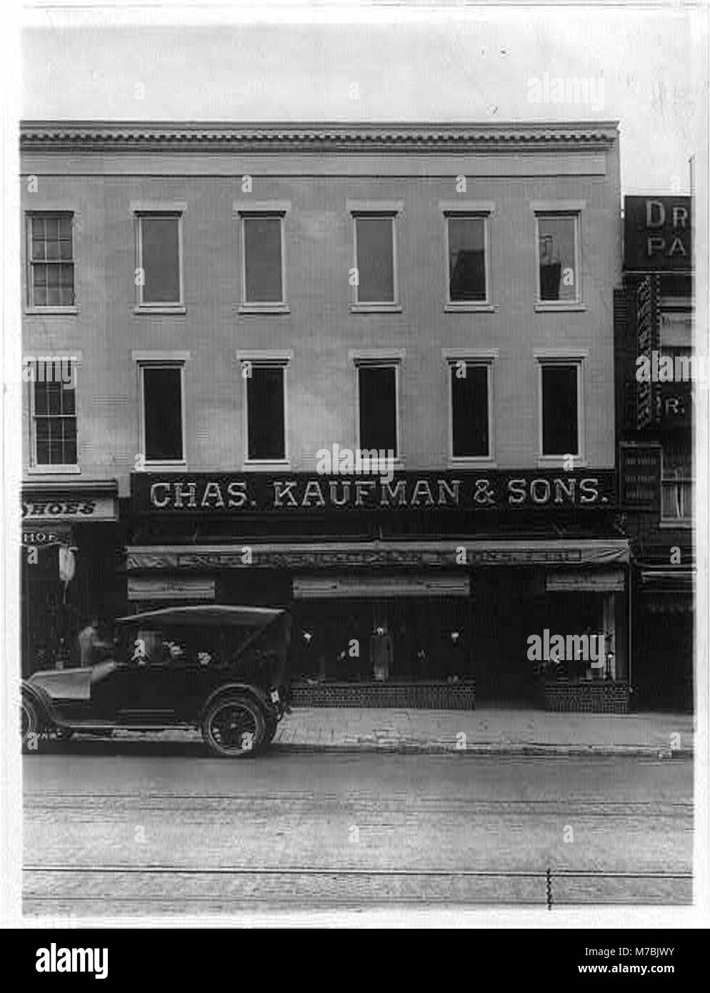 Photographie historique de Charles Kaufman & sons, un magasin de vêtements situé au 431-33 Seventh ouvrés, N.W., Washington, D.C. montrant l'extérieur du magasin. Banque D'Images