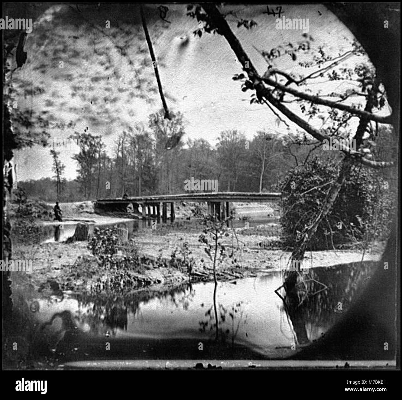 Photographie montrant le pont sur la rivière Chickahominy en Virginie, situé sur Mechanicsville Road. L'image met en évidence la structure et sa connexion au système de transport local au début du XXe siècle. Banque D'Images