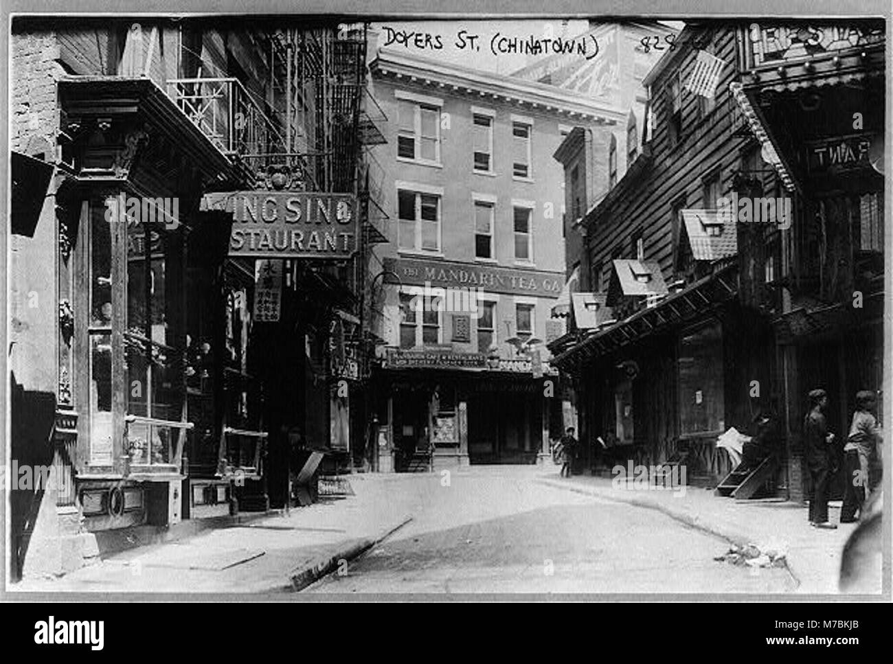 Une photographie de Doyers Street dans le quartier chinois de New York, mettant en valeur la vie de rue animée et l'atmosphère culturelle unique de ce quartier historique. Banque D'Images