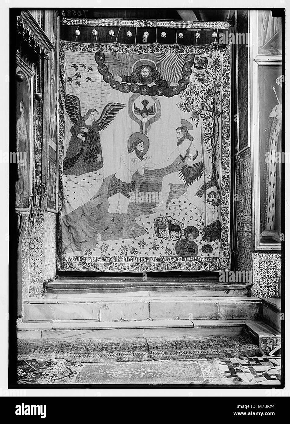 Une représentation artistique du baptême du Christ, montrée devant l’autel latéral de l’Église de réunis Jacques dans un contexte indien, captant le symbolisme religieux et l’intégration culturelle. Banque D'Images
