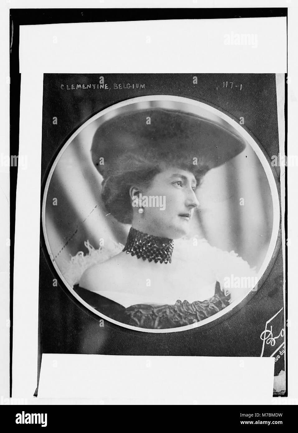 Un portrait en cadre rond de Clémentine de Belgique, représentant la princesse belge dans un cadre formel et royal. L'image souligne son statut de figure royale et son importance culturelle au sein de la royauté européenne. Banque D'Images