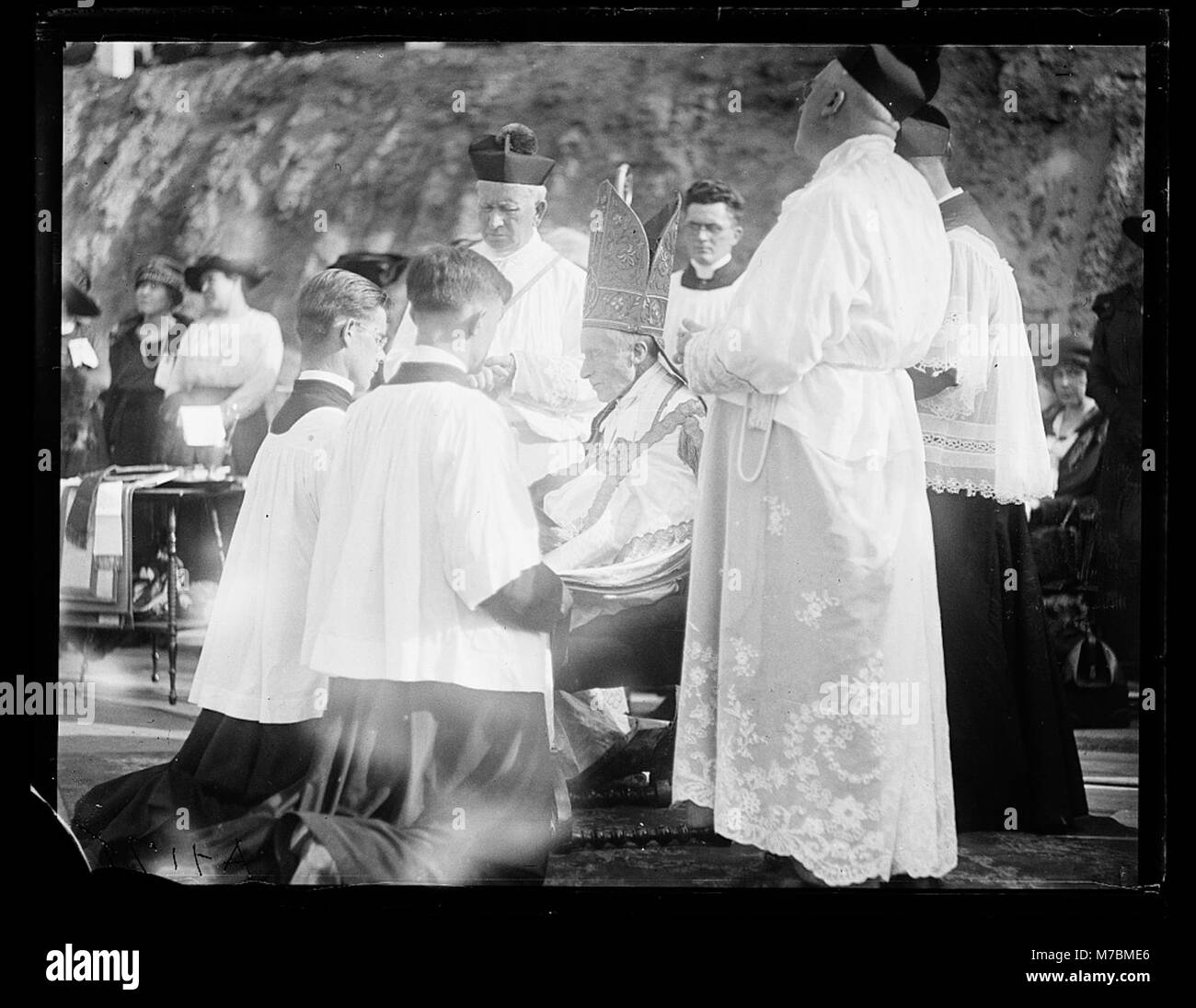 Une photographie représentant des membres du clergé menant un service religieux en plein air. L'image montre le clergé en action, soulignant leur rôle dans la conduite du culte congrégationnel dans un cadre extérieur. Banque D'Images