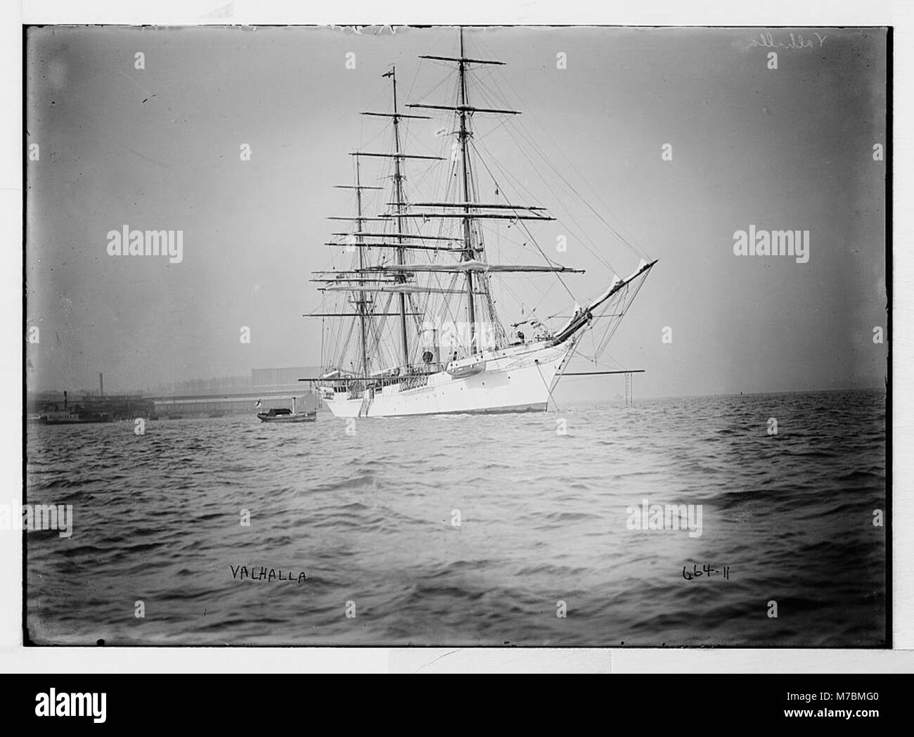 Le bateau-tondeuse 'Valhalla' est montré naviguant dans les eaux, illustrant la conception et la vitesse des voiliers du XIXe siècle. Les Clippers étaient réputés pour leur efficacité dans le transport de marchandises et de passagers. Banque D'Images