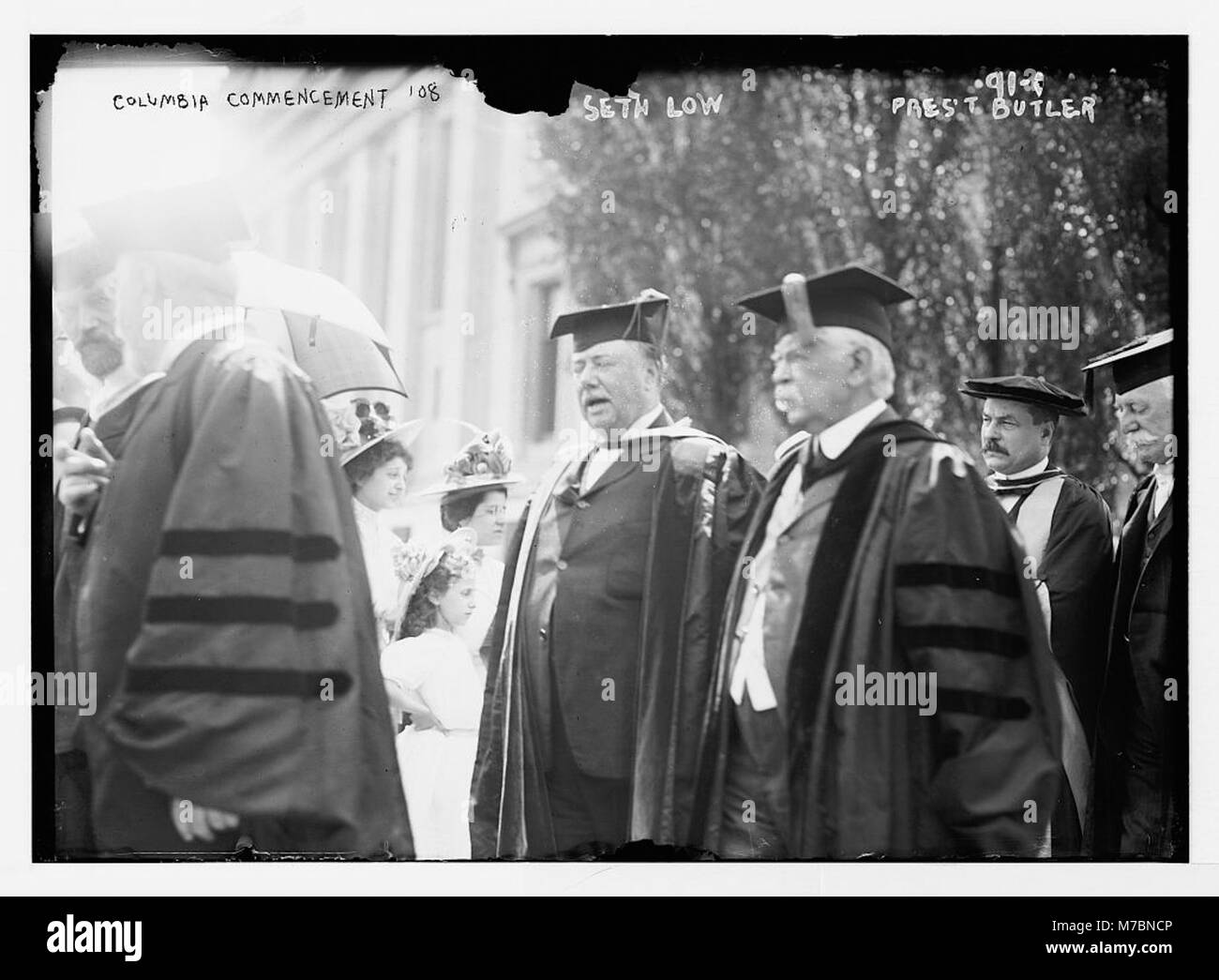 Une photographie documentant le commencement à l'Université Columbia, montrant la procession académique avec des personnalités notables telles que Seth Low et le président Butler. Banque D'Images
