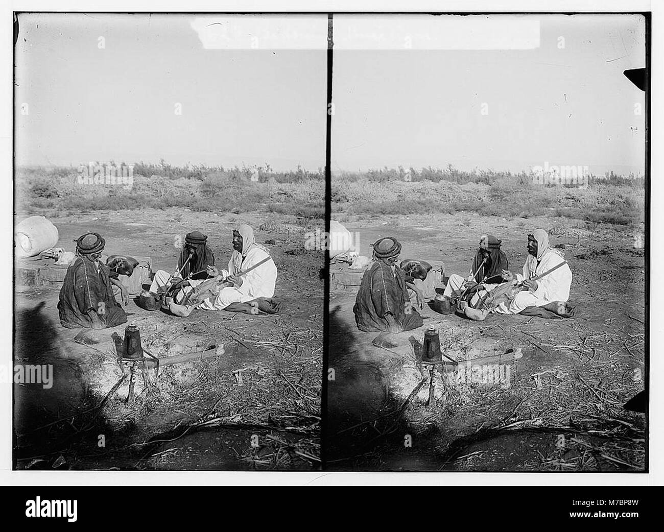 Photographie d'un musicien bédouin vêtu d'un costume traditionnel, représentant le patrimoine culturel et les traditions musicales du peuple bédouin. Banque D'Images