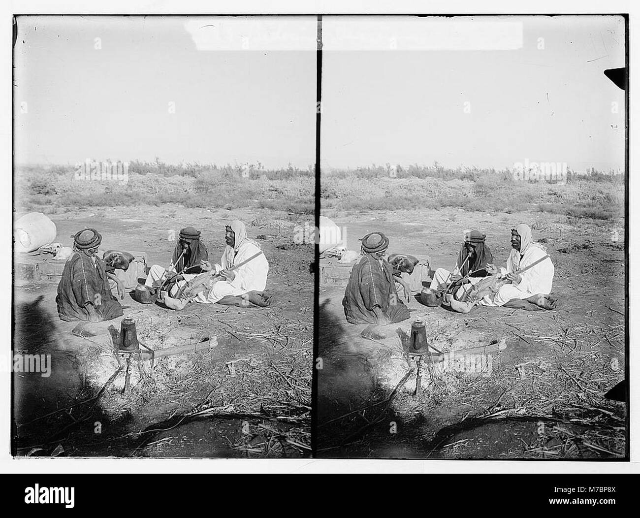Un musicien bédouin capturé en costume traditionnel, mettant en évidence le costume culturel et le rôle de la musique dans la société bédouine. Banque D'Images