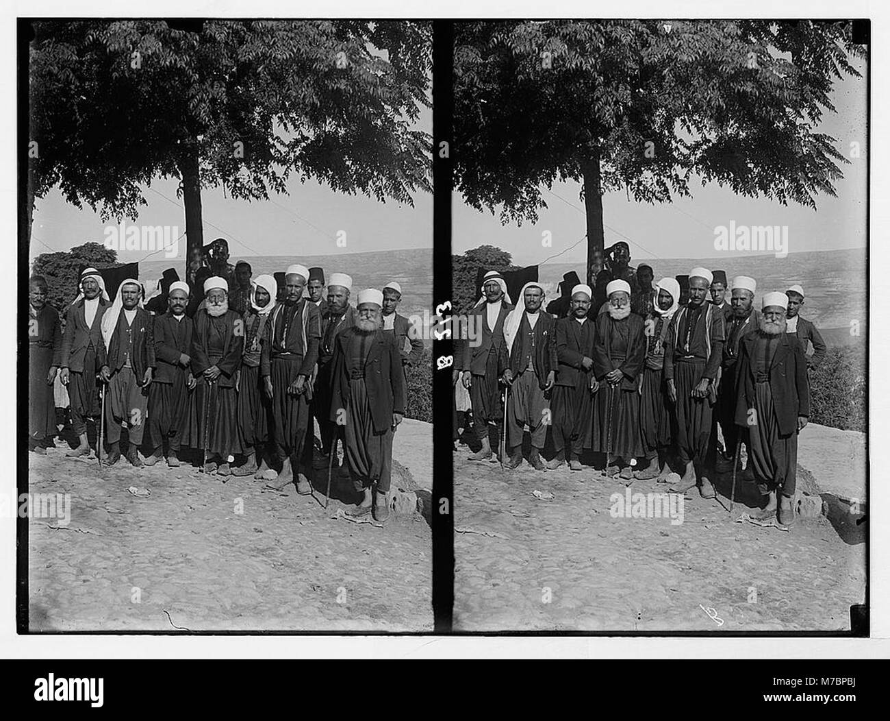 Groupe d'individus druzes portant des costumes traditionnels, mettant en valeur la tenue culturelle et le caractère de ce groupe ethnique. L'image met en valeur leurs vêtements distinctifs et leur patrimoine. Banque D'Images