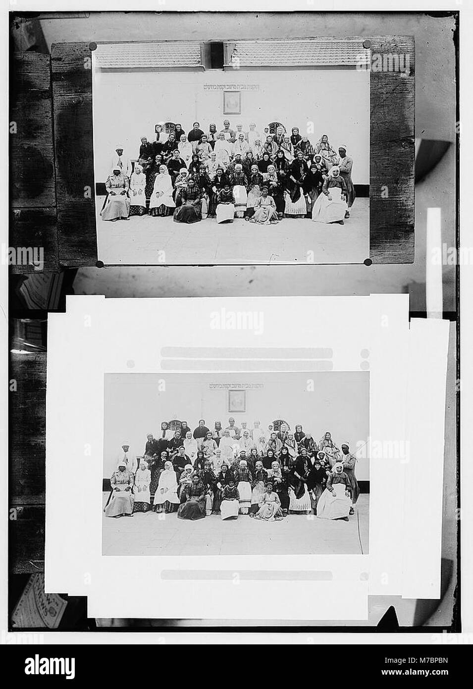 Un groupe de femmes juives est représenté en costumes traditionnels, représentant des vêtements culturels et des rôles de caractère, mettant en valeur les coutumes historiques et la mode. Banque D'Images