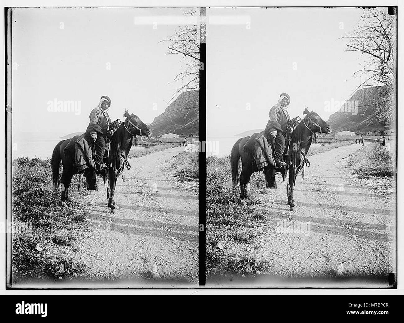 Photographie présentant des cavaliers bédouins en costumes traditionnels montés, mettant en valeur la tenue culturelle et le mode de vie du peuple bédouin. Banque D'Images