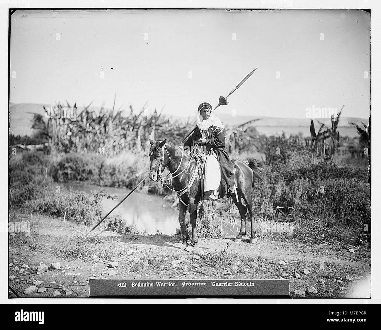 Cette image présente un guerrier bédouin en tenue traditionnelle, mettant en évidence les costumes distinctifs et les éléments culturels de la vie bédouine. Banque D'Images