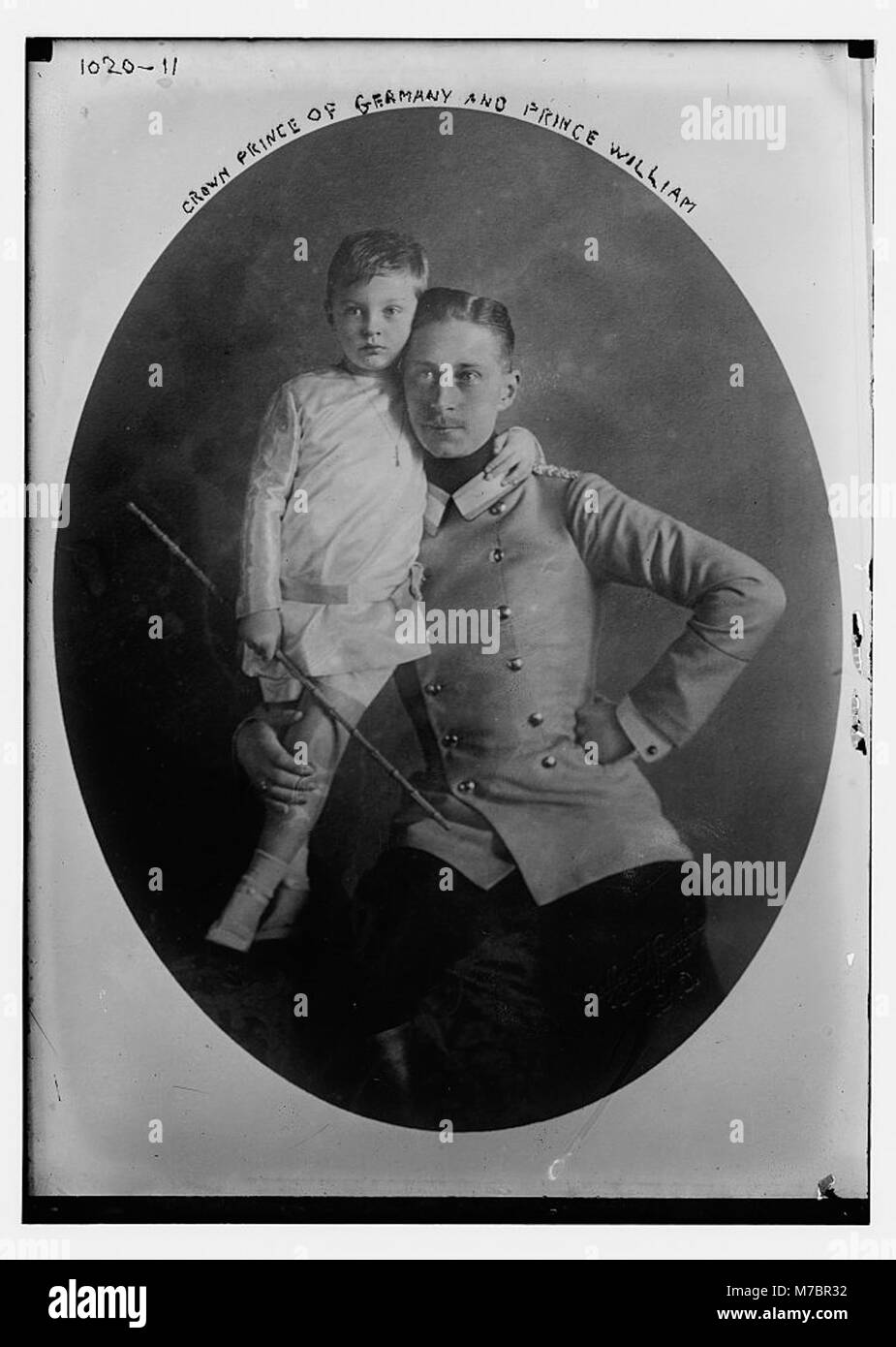 Photographie représentant le prince héritier d'Allemagne et le prince William. L'image reflète la royauté européenne historique du début du XXe siècle. Banque D'Images