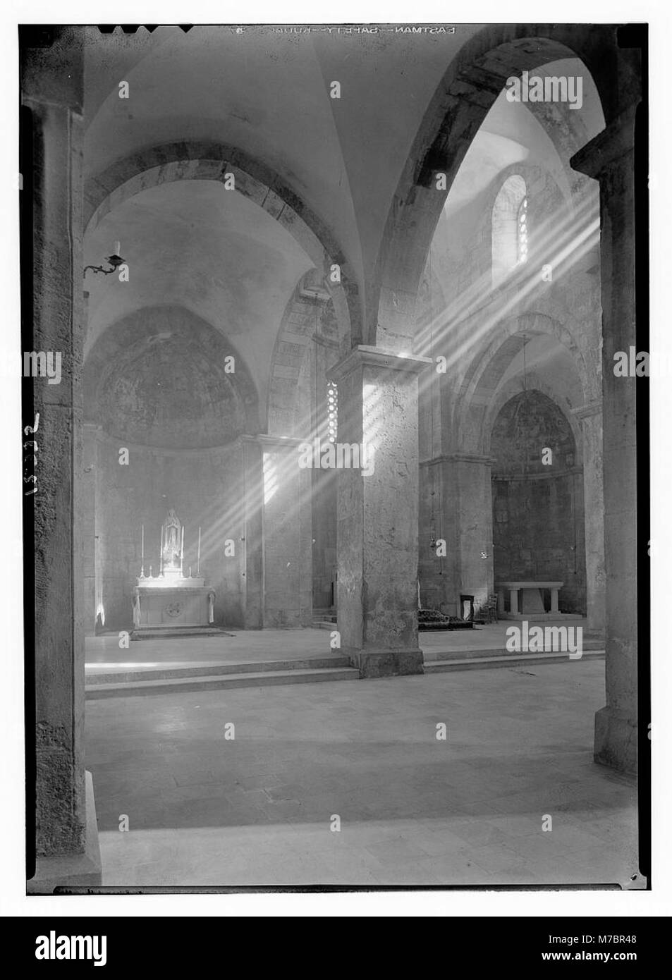 Une photographie montrant l'intérieur de l'église des croisés à Abou Gosh (Kirjath Jearim), mettant l'accent sur l'allée nord. Cette église historique est un exemple significatif de l'architecture de l'ère des croisés dans la région. Banque D'Images