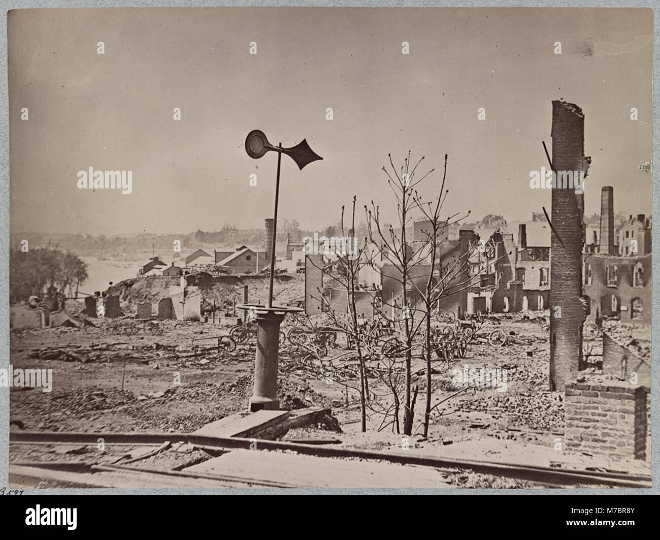 Cette photographie montre les ruines près de l'arsenal et de Tredegar Iron Works à Richmond, en Virginie, peu après la guerre de Sécession en avril 1865. Banque D'Images
