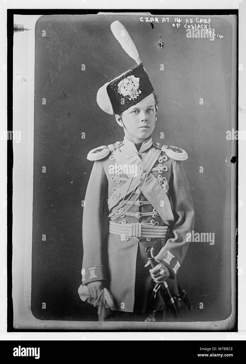 Un portrait du tsar à l'âge de 14 ans, représenté comme le chef des Cosaques. La photographie souligne son rôle de leader dans l'Empire russe, reflétant sa future position dans la monarchie. Banque D'Images
