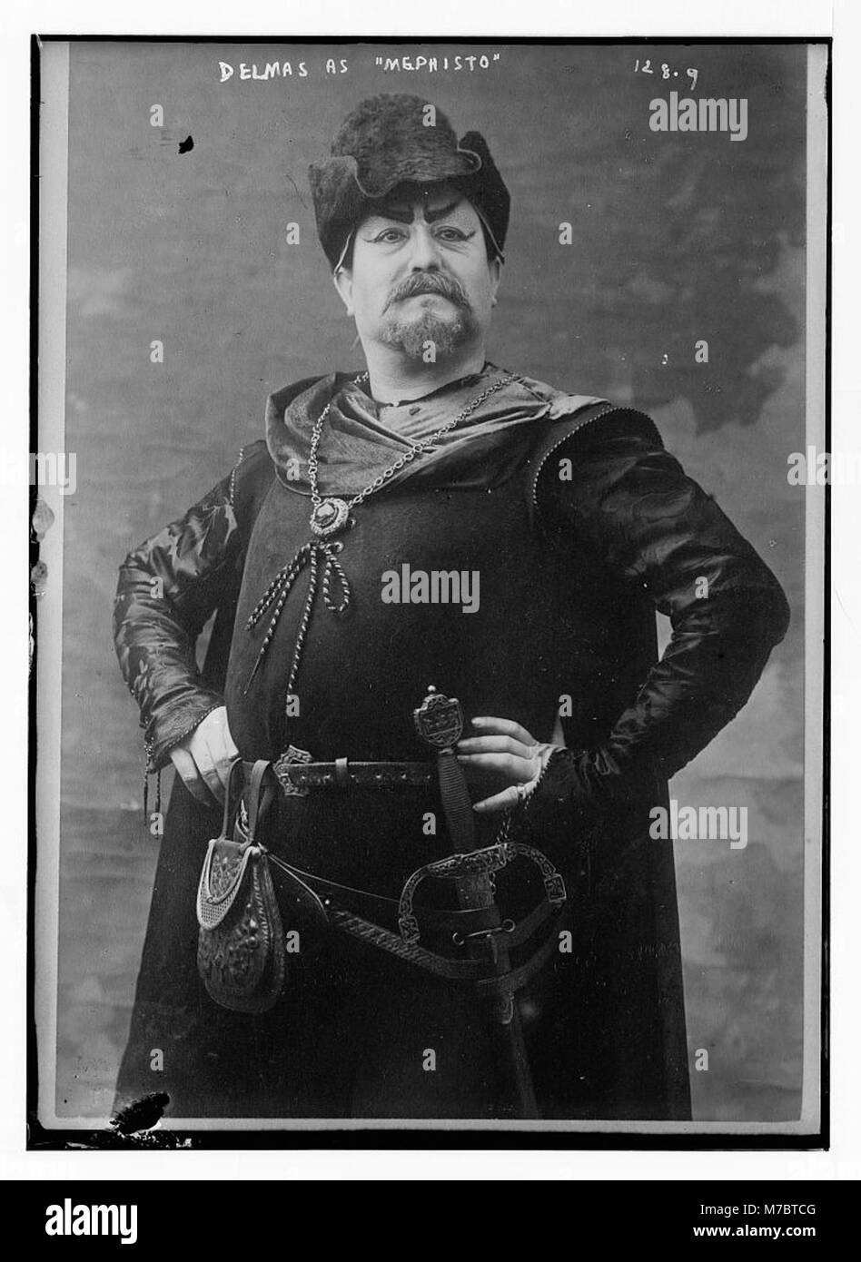 Un portrait théâtral de Delmas dans le rôle de 'Mephisto', un personnage de la pièce légendaire 'Faust'. L'image capture l'acteur en costume, reflétant son portrait du méchant emblématique. Banque D'Images