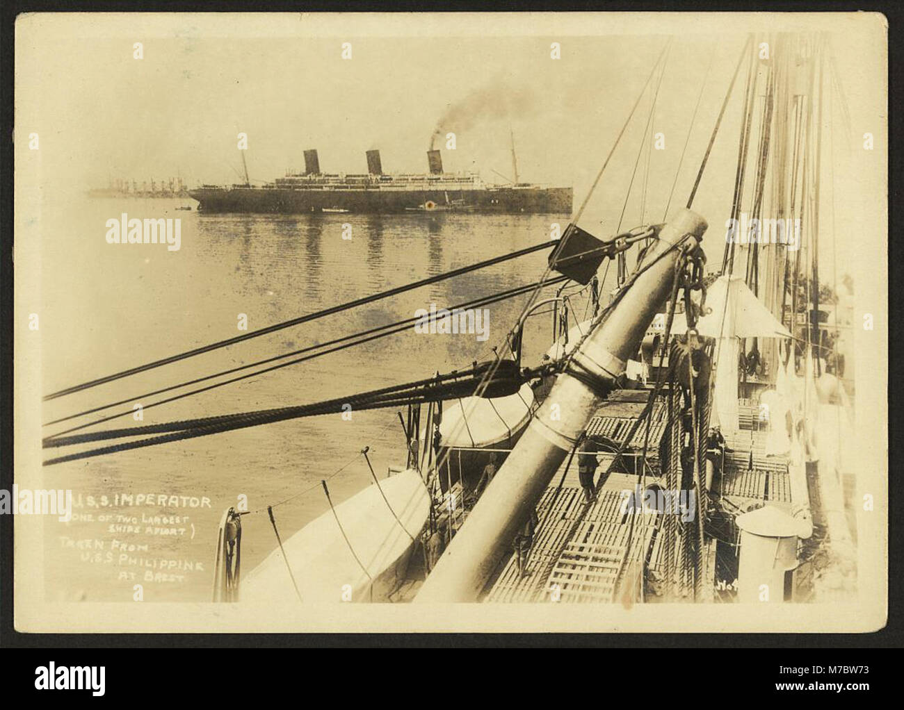 Une photographie historique du 803e bataillon d'infanterie pionnier à bord de l'U.S.S. Philippine, au départ du port de Brest, en France, le 18 juillet 1919. Le navire est accompagné de l'U.S.S. Imperator, l'un des plus grands navires du monde à l'époque. Banque D'Images