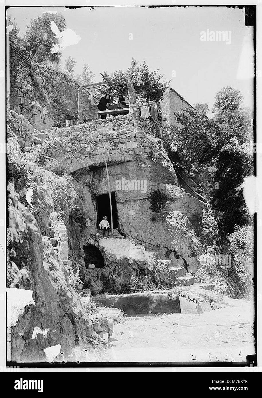 Ain Habis est représenté sur cette image, montrant une source naturelle située au moyen-Orient. La source représente une source d'eau vitale pour la région environnante, avec une importance culturelle et écologique. Banque D'Images