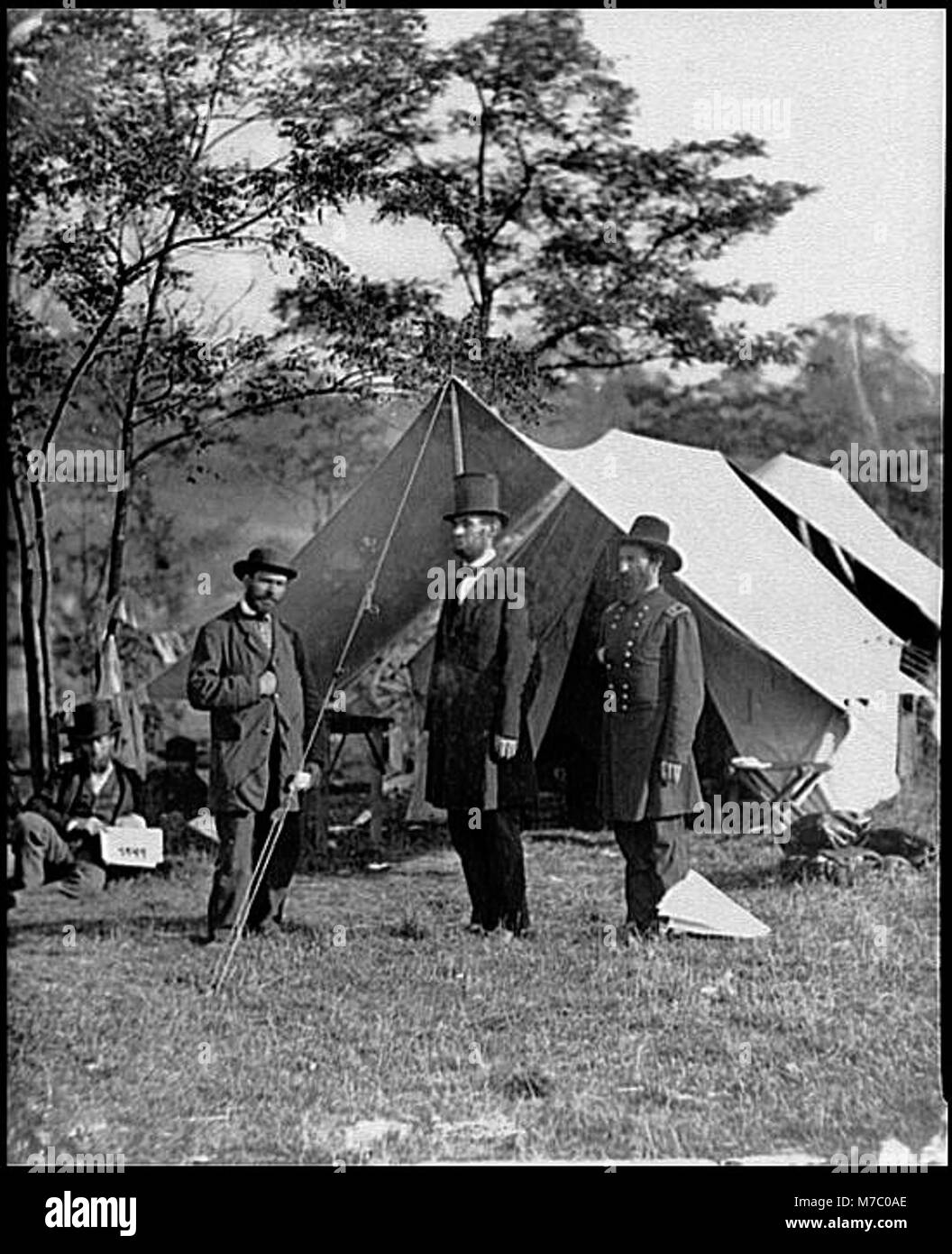 Une photographie capturant Allan Pinkerton, le président Abraham Lincoln, et le major-général John A. McClernand à la bataille d'Antietam dans le Maryland. L'image met en évidence ces personnages clés pendant la guerre de Sécession. Banque D'Images