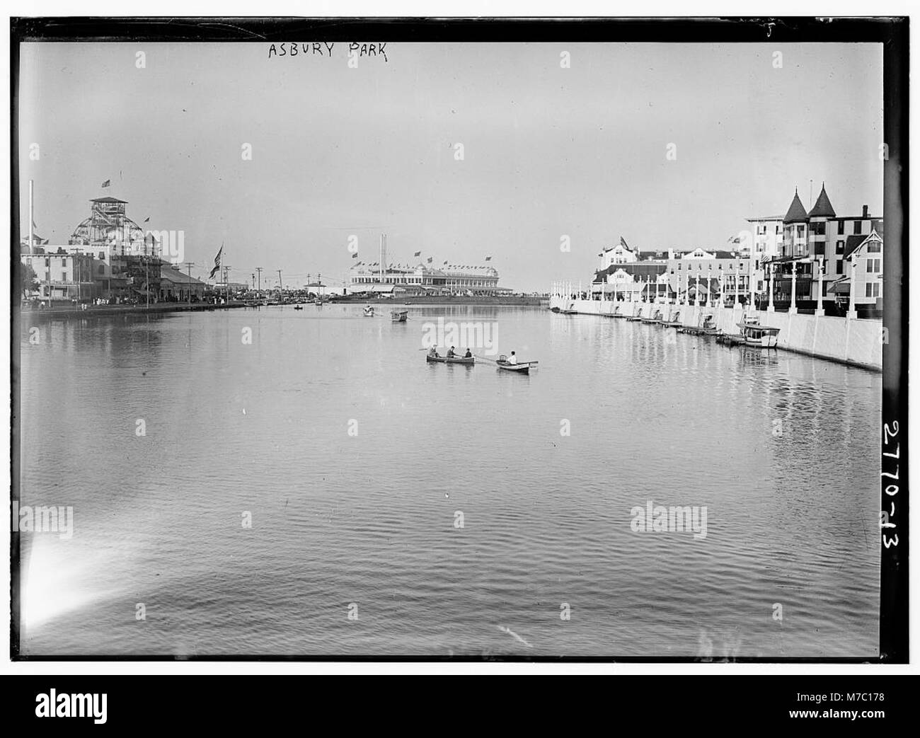 Une vue sur le lac Asbury Park, situé à Asbury Park, New Jersey, connu pour sa beauté pittoresque et ses activités récréatives. Le lac offre une escapade paisible et un endroit populaire pour le canotage et les promenades dans la nature. Banque D'Images
