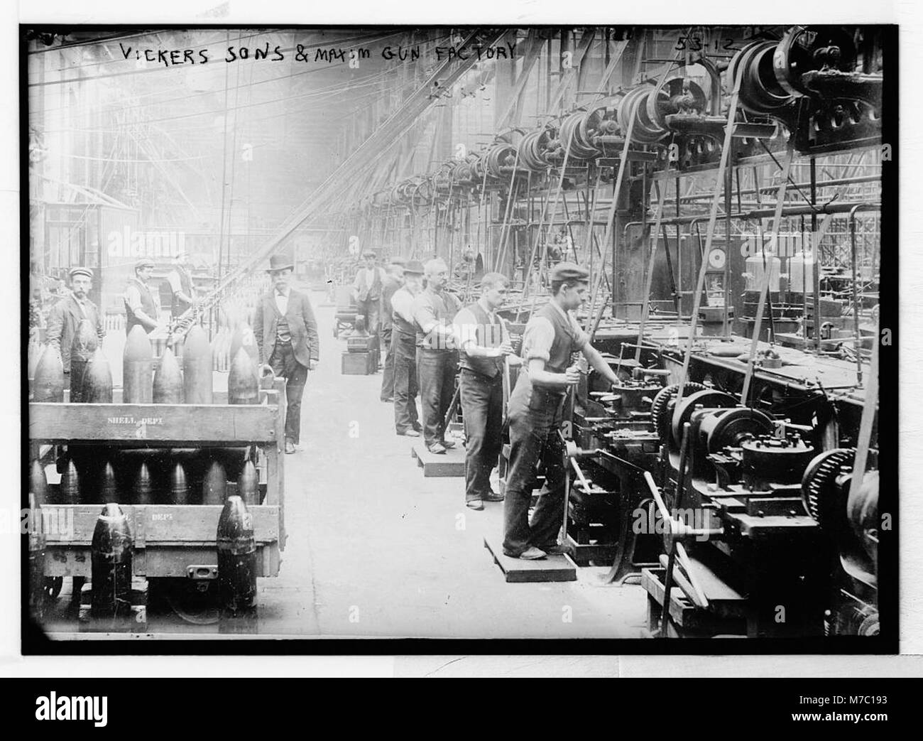 Une photographie historique d'une chaîne de montage à la Vickers sons & Maxim Gun Factory, montrant des ouvriers et des machines impliqués dans la fabrication d'armes. Banque D'Images