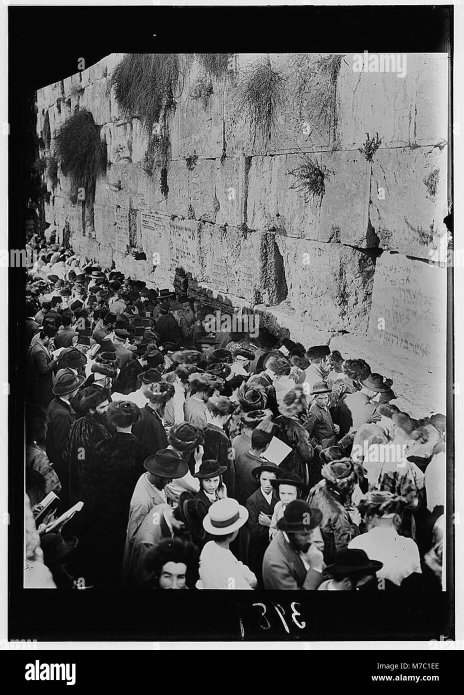 Une photographie de la foule réunie pour le jour des Expiations au mur des lamentations à Jérusalem, montrant une vue plus rapprochée des gens qui prient sur ce site sacré. Banque D'Images