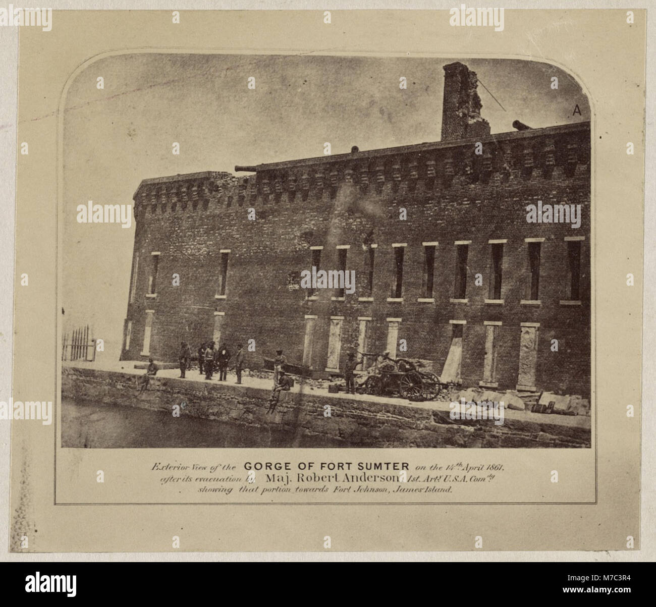 Cette image montre la vue extérieure de la gorge du fort Sumter, photographiée le 14 avril 1861, après son évacuation par le major Robert Anderson de l'armée américaine. La scène capture la zone vers Fort Johnson sur l'île James. Banque D'Images