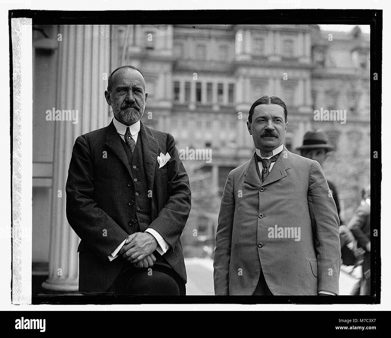 Une photographie historique mettant en vedette le Dr Imre Kadosy et le Dr William Benard, capturant probablement un moment important de leur vie professionnelle. Cette image peut faire partie d'un événement médical ou scientifique du début du XXe siècle. Banque D'Images