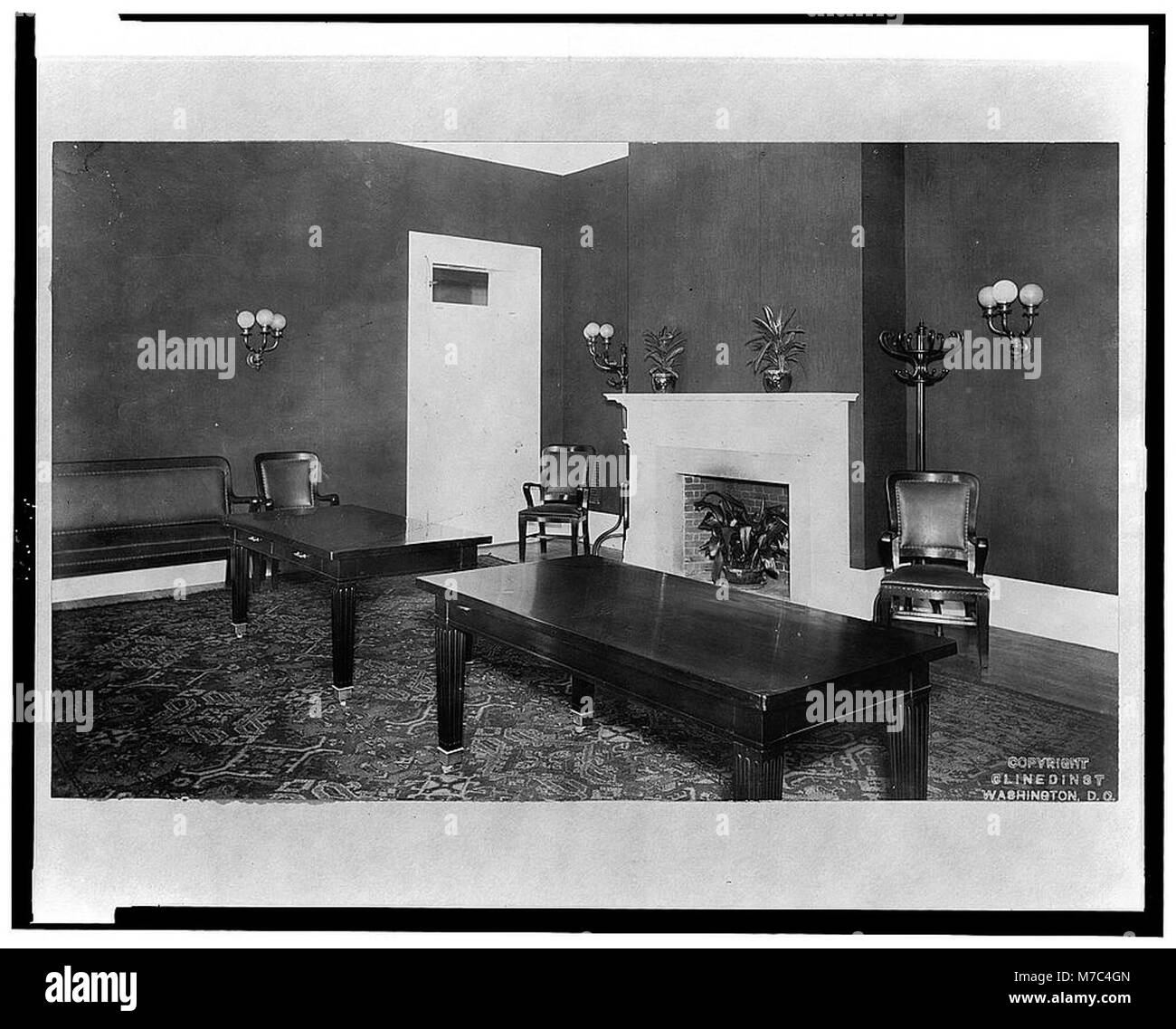 Cette image montre une pièce de la Maison Blanche, Washington, DC, avec des tables et une cheminée. Documentée sous le numéro LCCN2002706943, la photographie met en valeur le décor intérieur de la résidence présidentielle, reflétant son design historique et sa fonctionnalité. Banque D'Images Cette image montre une pièce de la Maison Blanche, Washington, DC, avec des tables et une cheminée. Documentée sous le numéro LCCN2002706943, la photographie met en valeur le décor intérieur de la résidence présidentielle, reflétant son design historique et sa fonctionnalité. Banque D'Images