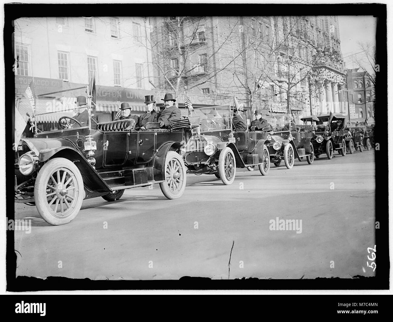 James F. Oyster et William F. Gude du comité de réception debout avec un gouverneur devant une automobile, reflétant les devoirs politiques et cérémoniels au début du XXe siècle en Amérique. Banque D'Images