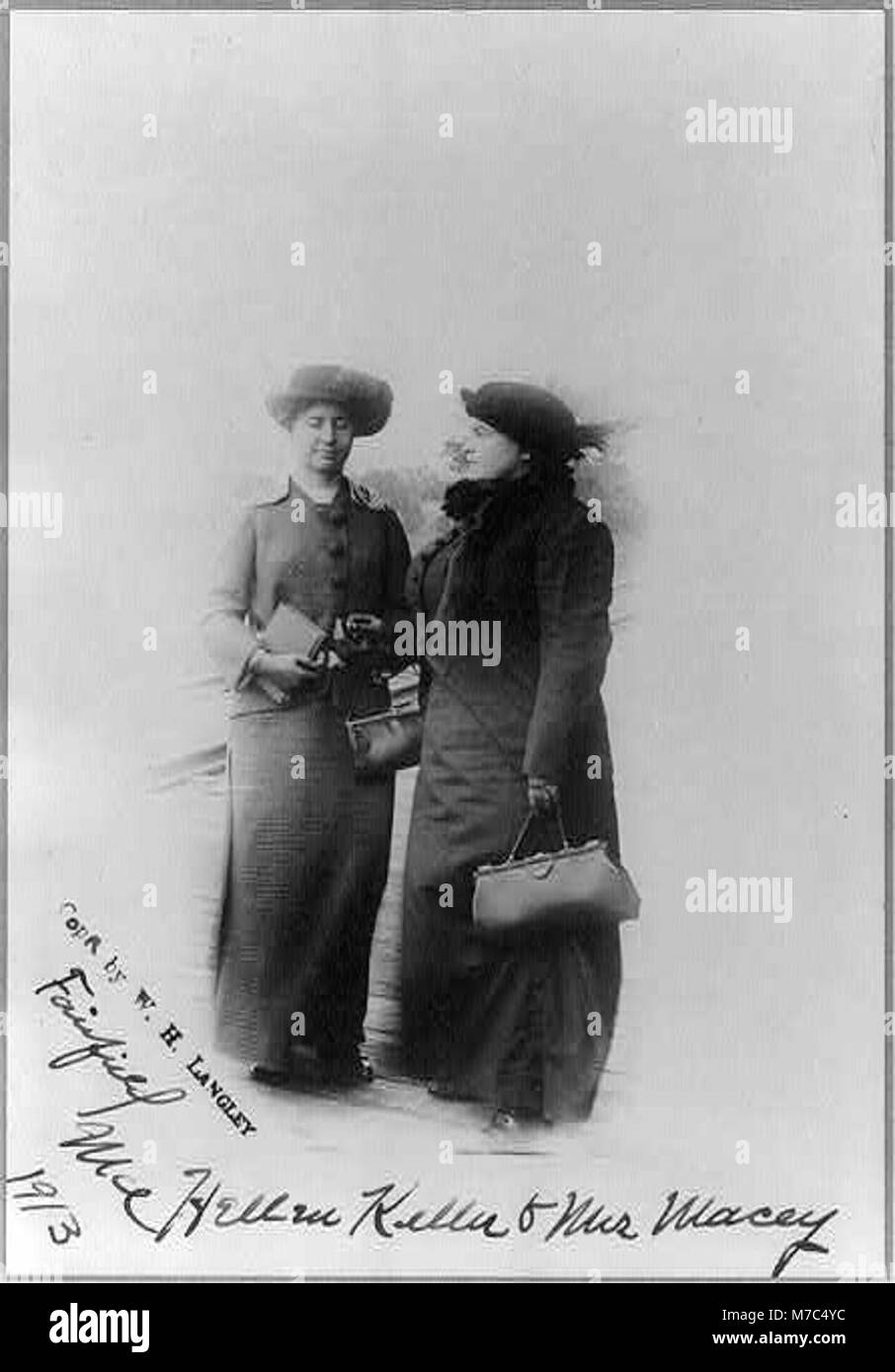 Helen Keller et son professeur, Anne Sullivan, capturés ensemble dans un moment de connexion. Keller, une figure remarquable de l'histoire américaine, a surmonté les handicaps avec les conseils de Sullivan. Banque D'Images