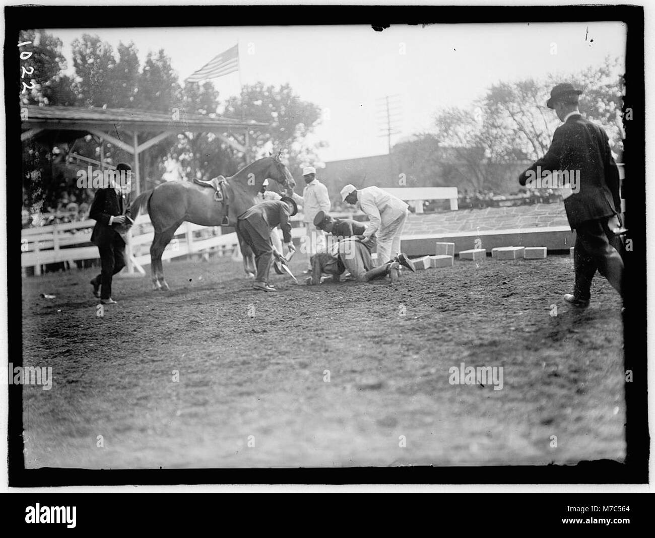 Un moment dramatique capturé lors d'un spectacle équestre, montrant Victor Mather tomber du cheval « Pagan Kin », soulignant les risques inhérents aux sports équestres. Banque D'Images