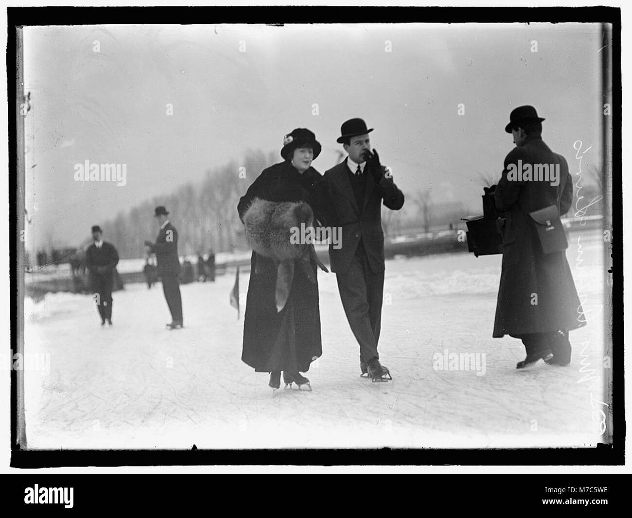 Une photographie de MRS Arthur Lewis engagé dans le patinage sur glace, capturant la grâce et l'élégance de ce sport d'hiver au début du XXe siècle. Banque D'Images