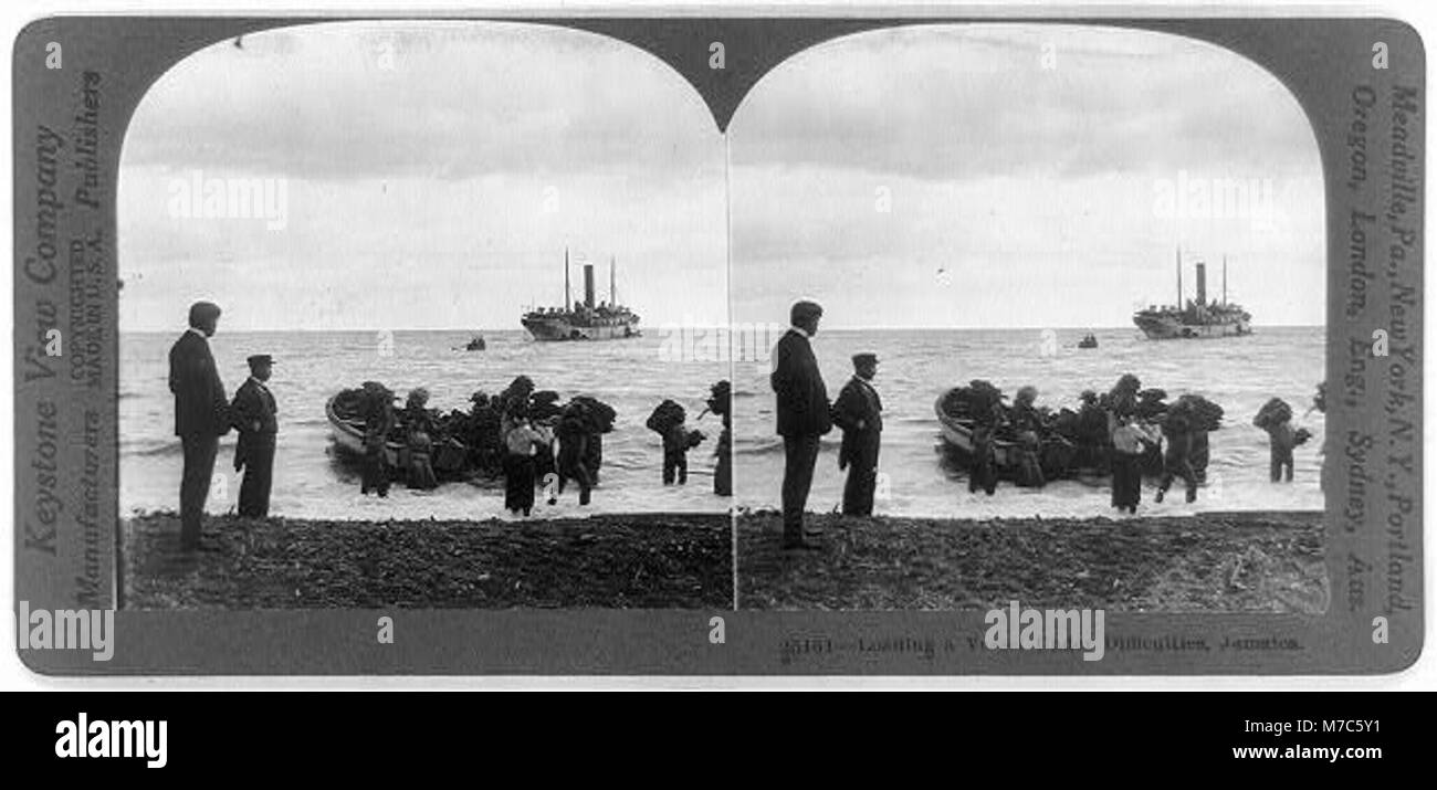 Une photographie illustrant la tâche difficile de charger un navire en Jamaïque dans des conditions difficiles, mettant en évidence les difficultés du transport dans les Caraïbes. Banque D'Images