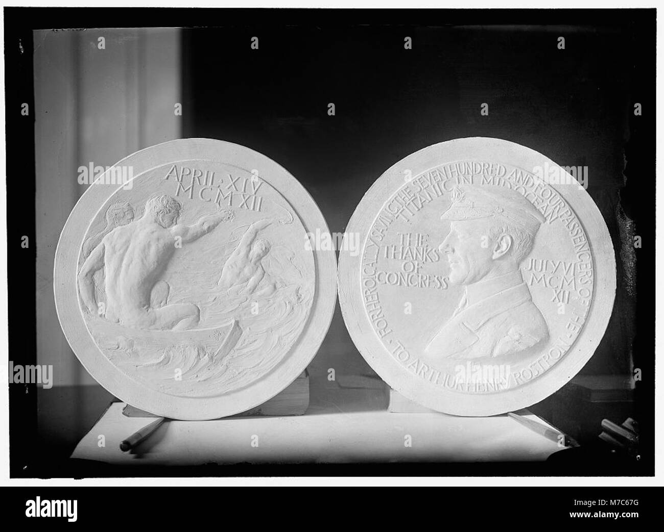 Une photographie de la médaille présentée au capitaine A. Rostron, le héros qui a sauvé les survivants de la catastrophe du Titanic. La médaille a été décernée par le Président pour ses actions courageuses. Banque D'Images