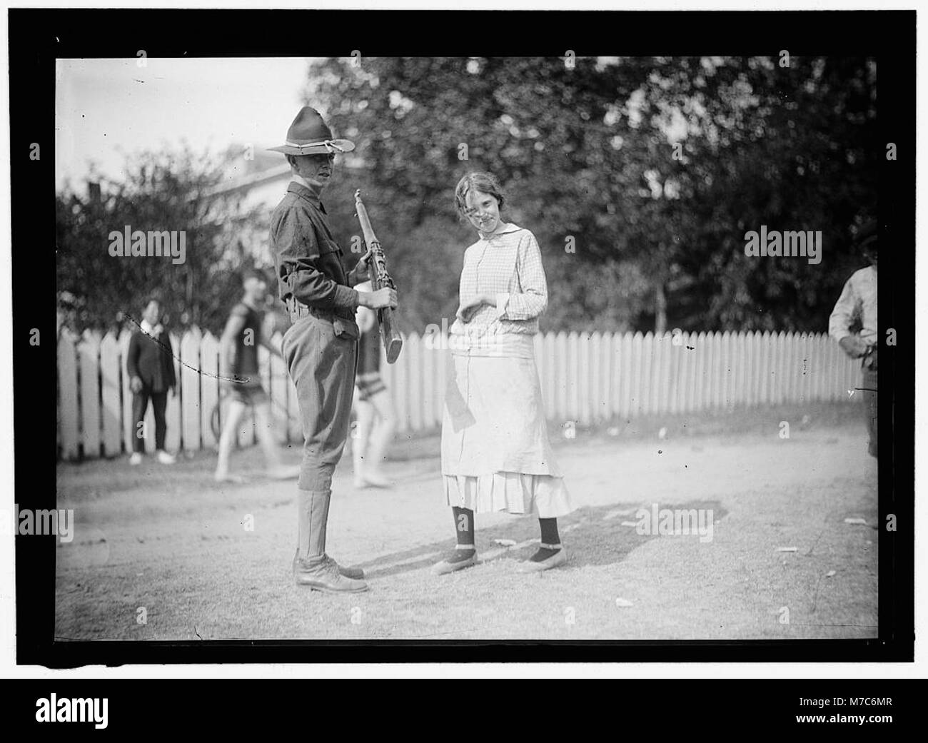 Cette photographie représente des membres de la Garde nationale de Washington, DC, au camp. L'image reflète leur état de préparation militaire et leur entraînement au début du XXe siècle. Banque D'Images